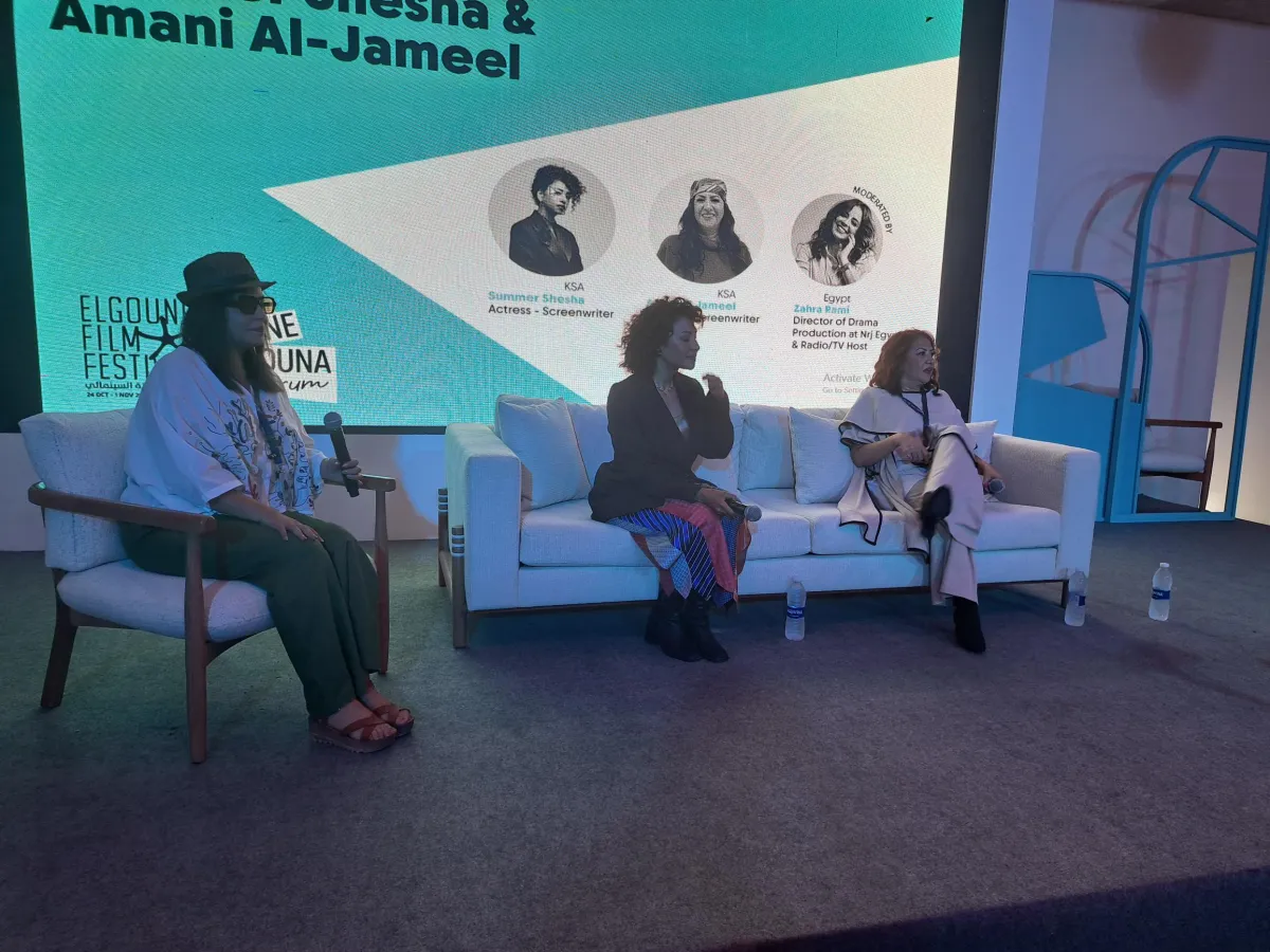 جلسة نقاشية بين أماني الجميل وسمر ششة- صورة خاصة لسيدتي تصوير سيد أحمد