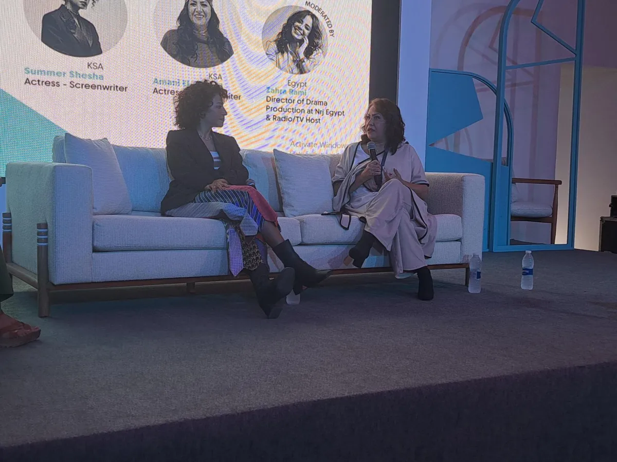 جلسة نقاشية بين أماني الجميل وسمر ششة- صورة خاصة لسيدتي تصوير سيد أحمد