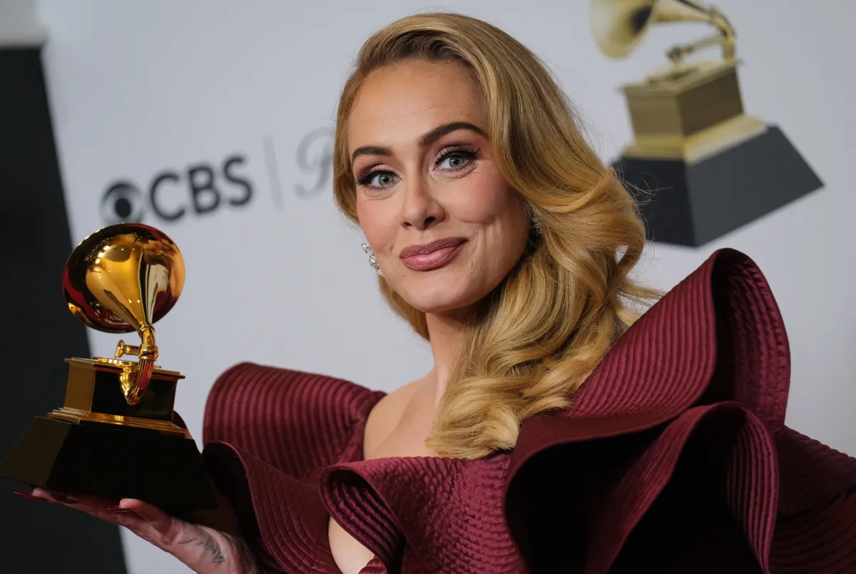 أديل في حفل توزيع جوائز غرامي السنوي الخامس والستين Adele at the 65th Annual Grammy Awards. مصدر الصورة: Chris Delmas / AFP