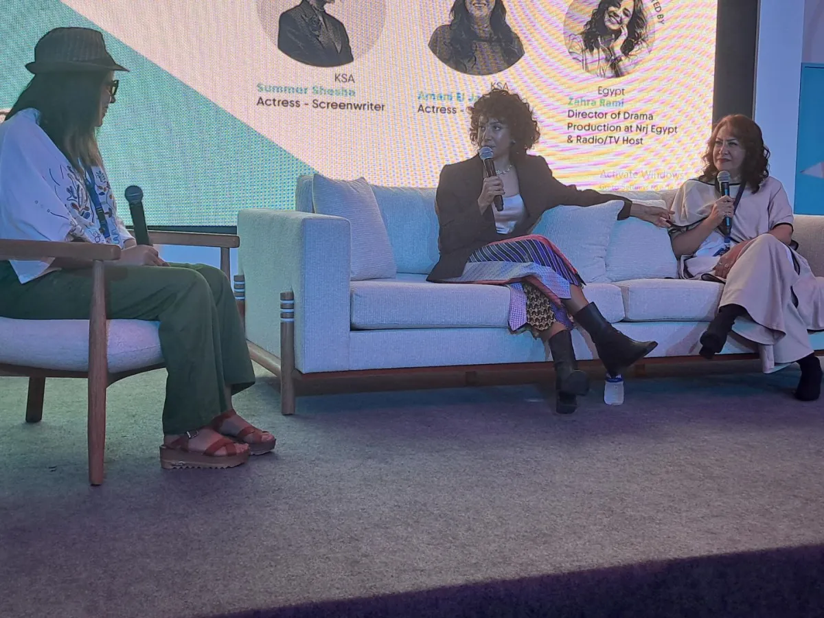 جلسة نقاشية بين أماني الجميل وسمر ششة- صورة خاصة لسيدتي تصوير سيد أحمد