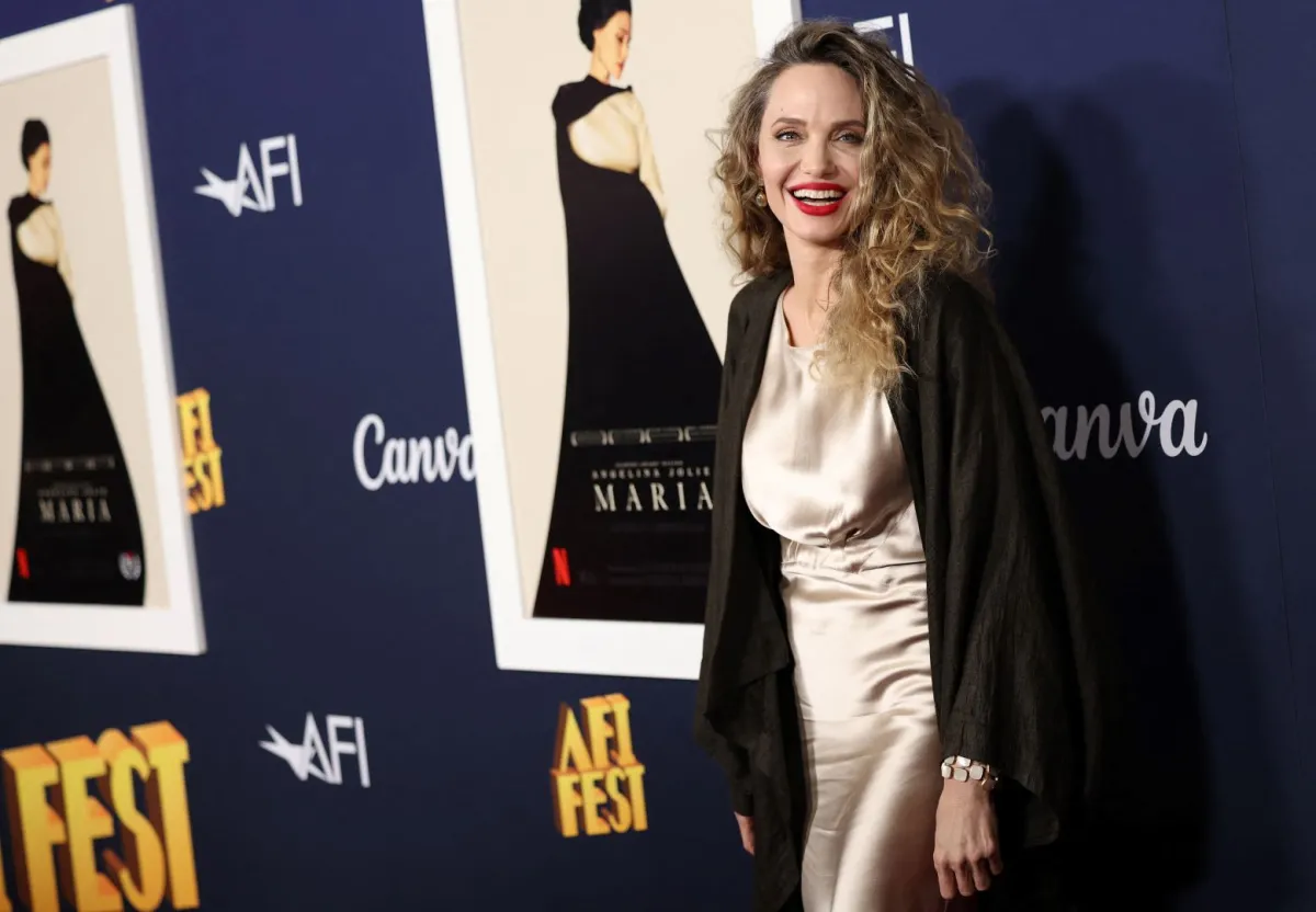 أنجلينا جولي خلال مهرجان AFI لعام 2024 في مسرح TCL الصيني في هوليوود، كاليفورنيا (Angelina Jolie during the 2024 AFI Fest at TCL Chinese Theatre in Hollywood, California). مصدر الصورة: Monica Schipper/Getty Images/AFP