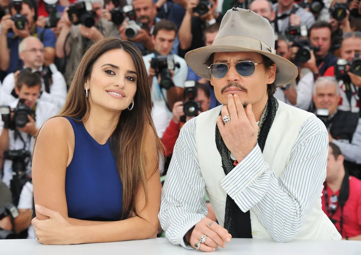 جوني ديب وبينيلوب كروز في قصر المهرجانات خلال مهرجان كان السينمائي الرابع والستين في كان، فرنسا (Johnny Depp and Penelope Cruz at the Palais des Festivals during the 64th Cannes Film Festival in Cannes, France). مصدر الصورة: Pascal Le Segretain/Getty Images