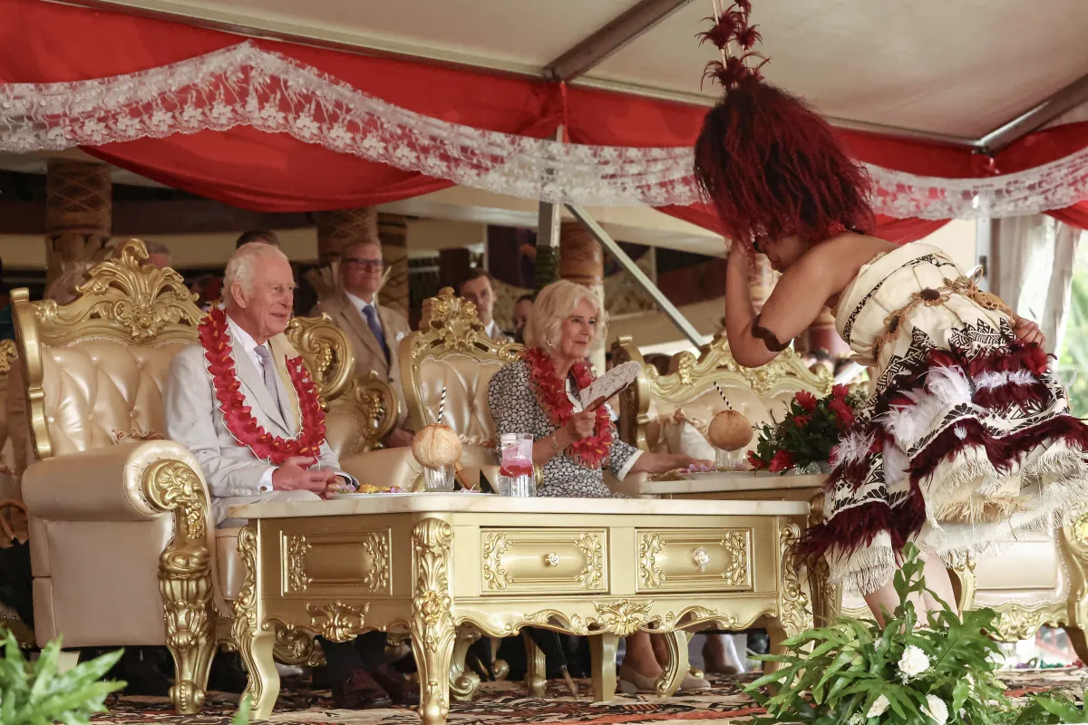 الملك تشارلز والملكة كاميلا يحضران حفل التكريم من الزيارة الملكية إلى ساموا King Charles and Queen Camilla attend ceremony marking royal visit to Samoa. مصدر الصورة: MANAUI FAULALO / POOL / AFP