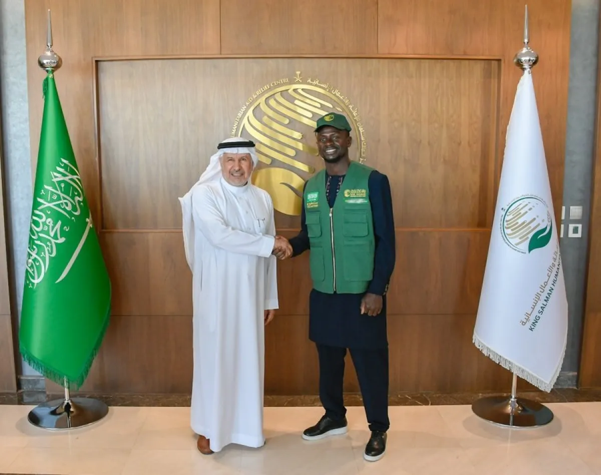 ساديو ماني يتطوع في العمل الإنساني بالسعودية - الصورة من حساب مركز الملك سلمان للإغاثة والأعمال الإنسانية على إكس