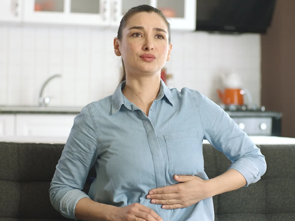 امرأة تشعر بألم في البطن بسبب مرض السيلياك