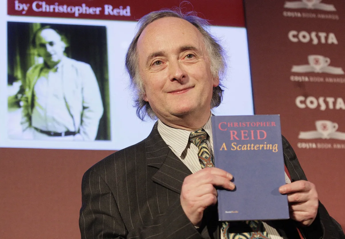 الفائز بجائزة كوستا للكتاب لعام 2009 للمؤلف البريطاني كريستوفر ريد في وسط لندن في 26 يناير 2010.. (مصدر الصورة:SHAUN CURRY / AFP) 