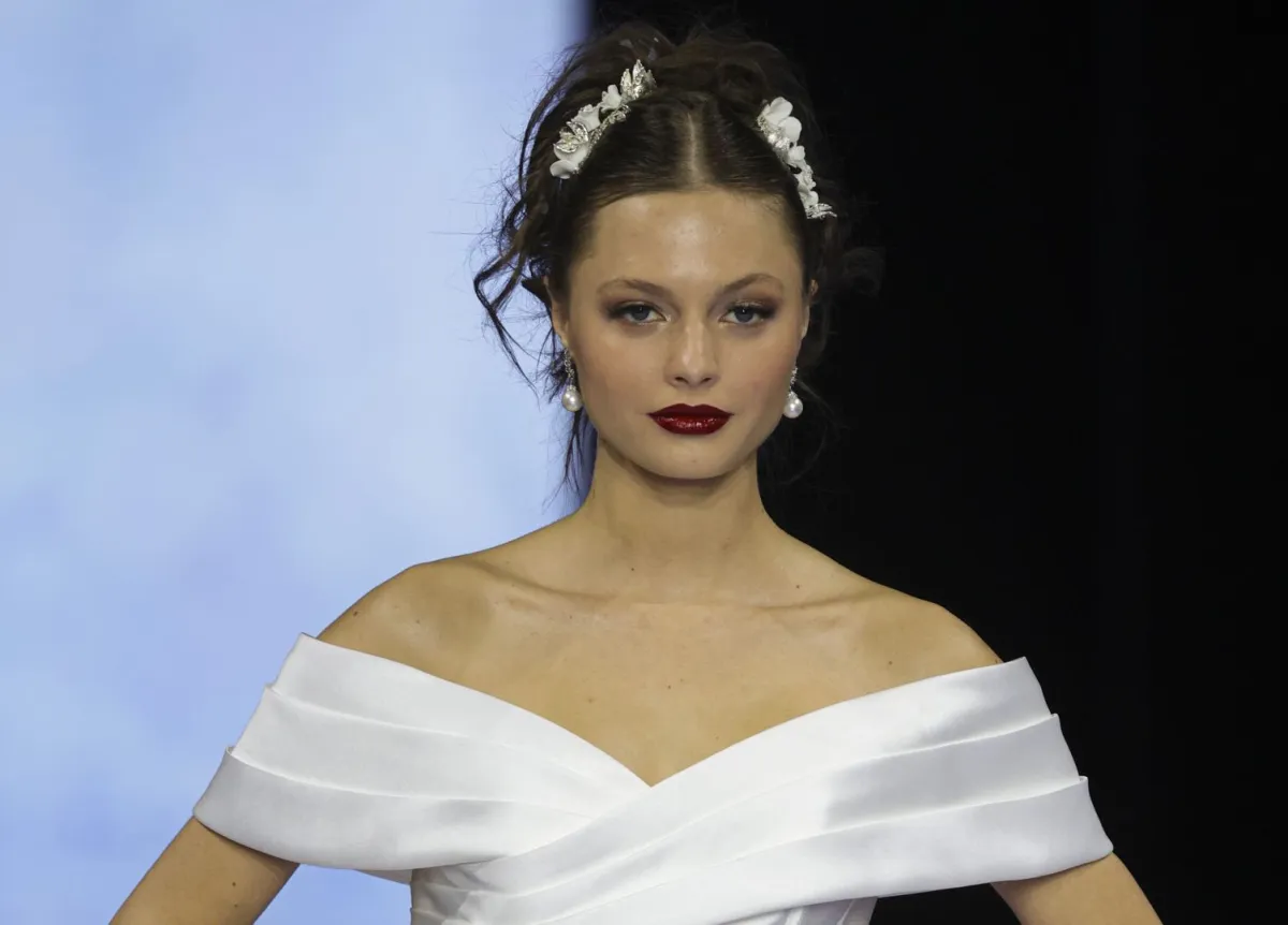 تسريحات عرايس للشعر الطويل مزينة بالأكسسوارات موضة خريف 2024