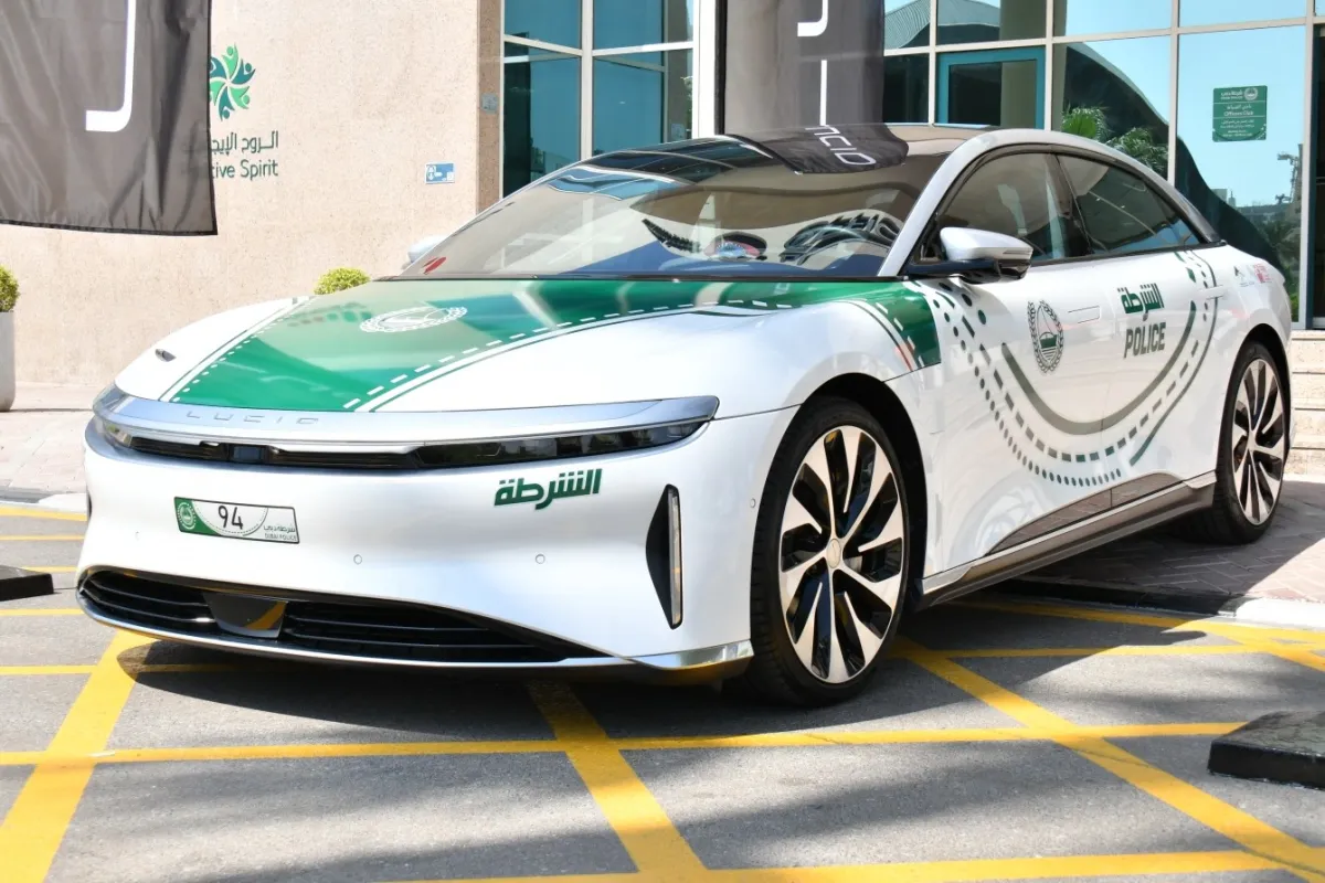 سيارة "لوسِد اير جراند تورينج". الصورة من الحساب الرسمي لشرطة دبي على منصة x