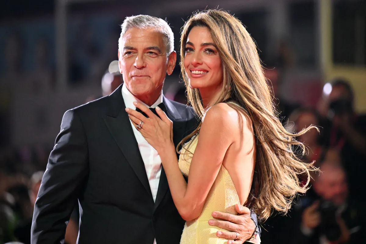  جورج كلوني وزوجته أمل كلوني George Clooney and his wife Amal Clooney يحضران السجادة الحمراء لفيلم "الذئاب" الذي تم عرضه خارج المنافسة خلال مهرجان البندقية السينمائي الدولي الـ81 في فينيسيا ليدو، في 1 سبتمبر 2024  . (Photo by Alberto PIZZOLI / AFP)
