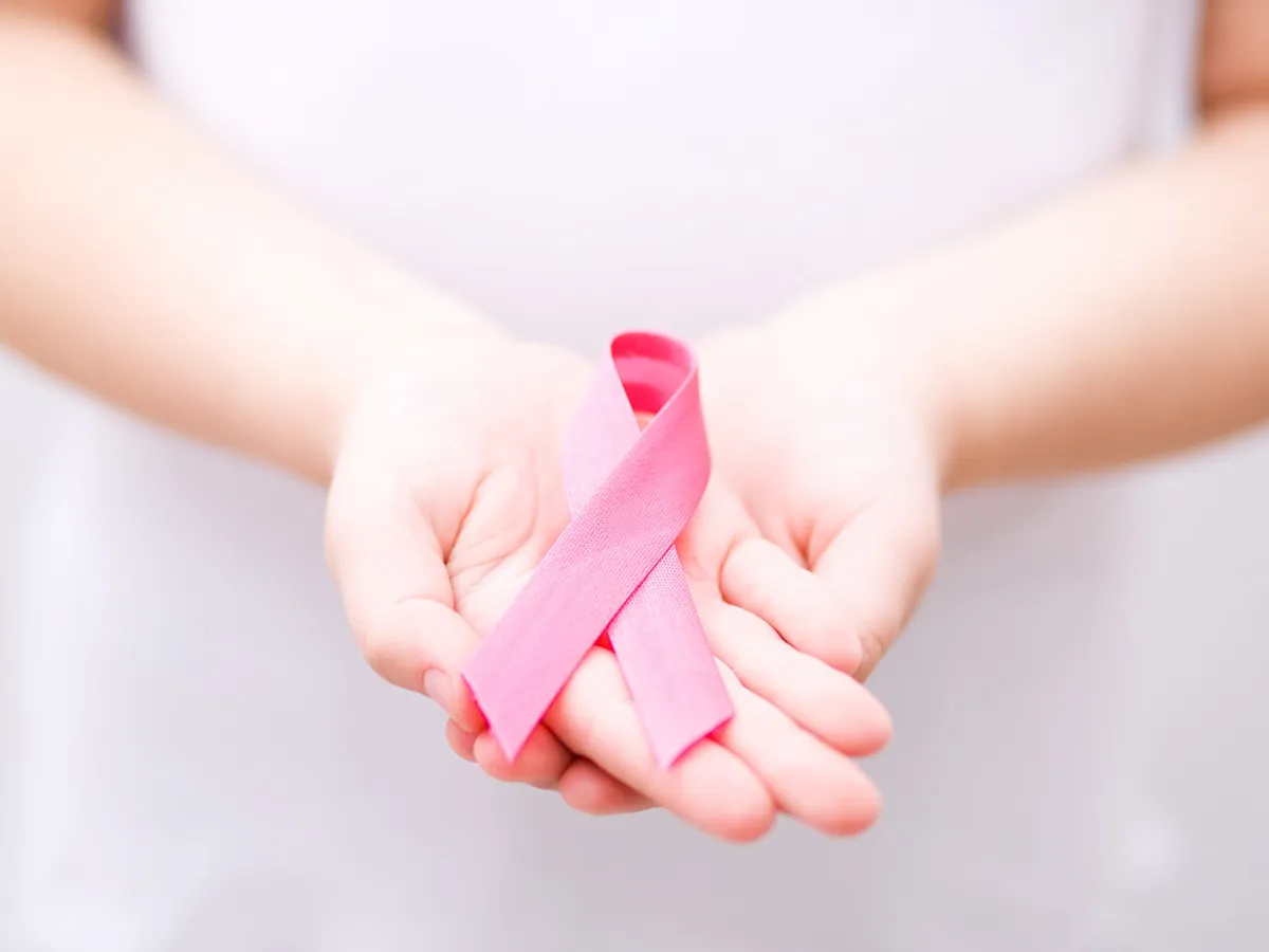 هل سرطان الثدي يُصيب الأطفال؟ وكيف يمكن علاجه؟