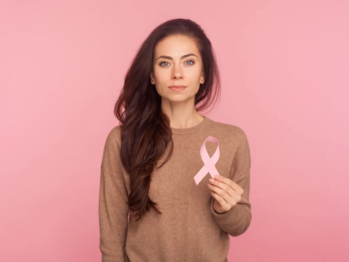 هل هناك علاقة بين حجم الثدي عند المرأة والإصابة بسرطان الثدي؟