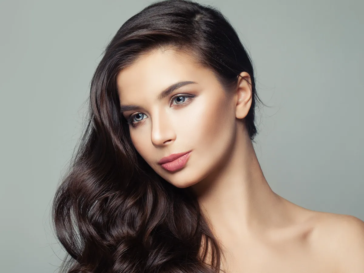 طرق العناية بالشعر الأسود.. دليل شامل لخصلات لامعة كالحرير