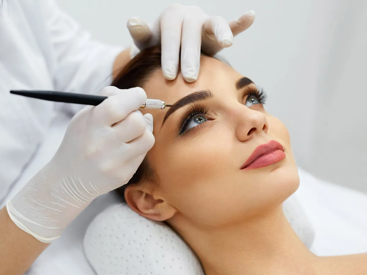 فوائد وأضرار المكياج الدائم