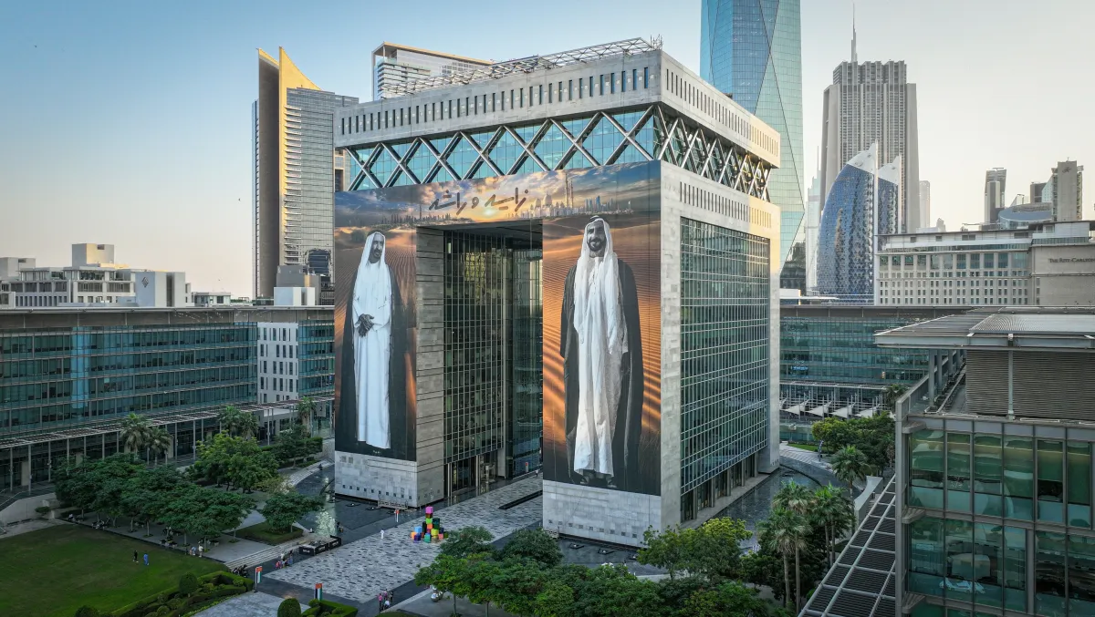 صورة الشيخ زايد بن سلطان آل نهيان، والشيخ راشد بن سعيد آل مكتوم على مركز دبي المالي العالمي. الصورة من مكتب دبي الإعلامي