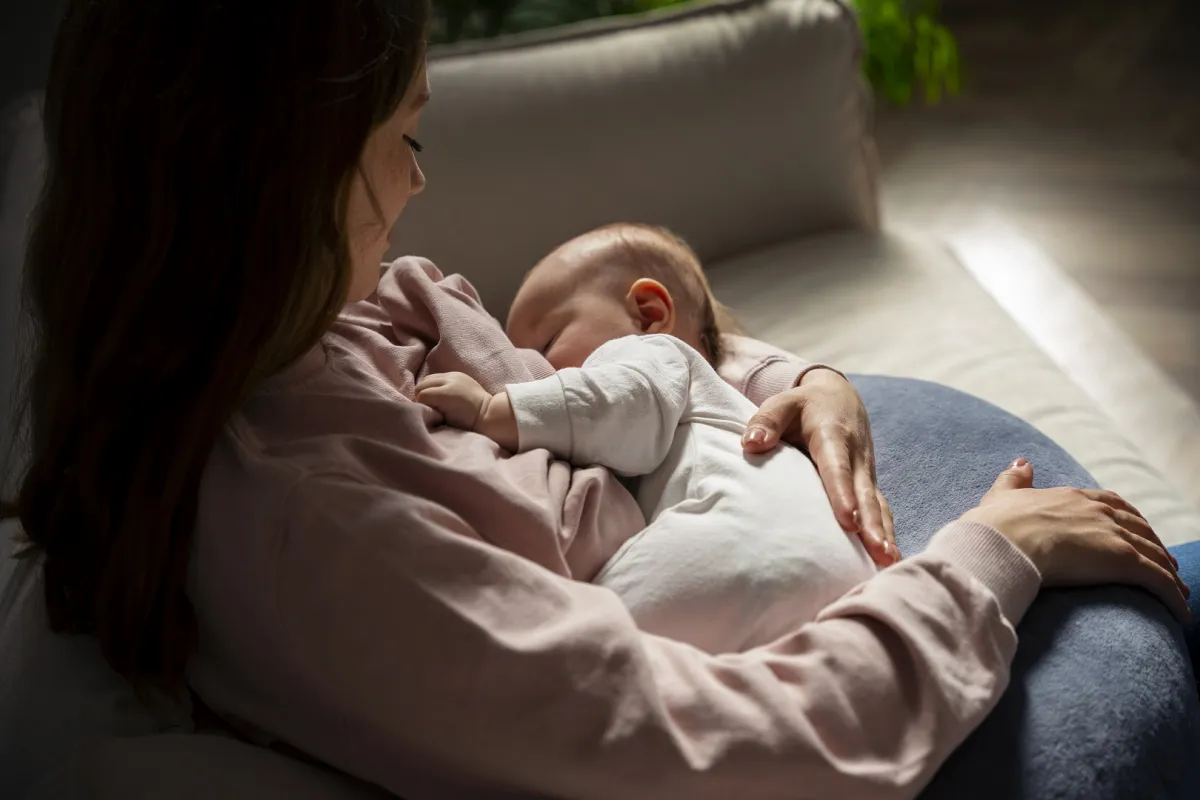 صورة لأم ترضع طفلها