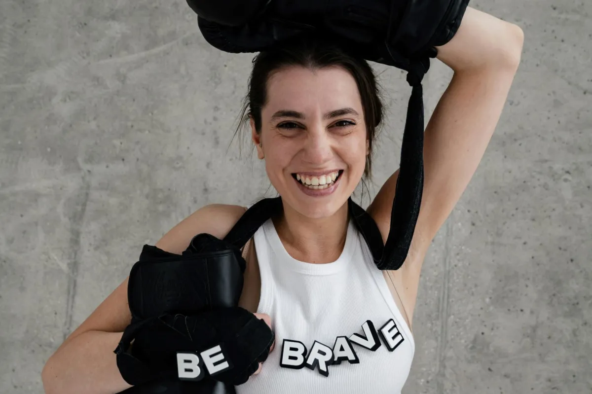 شابة رياضية مملوءة بالطاقة التحفيزية والنشاط 