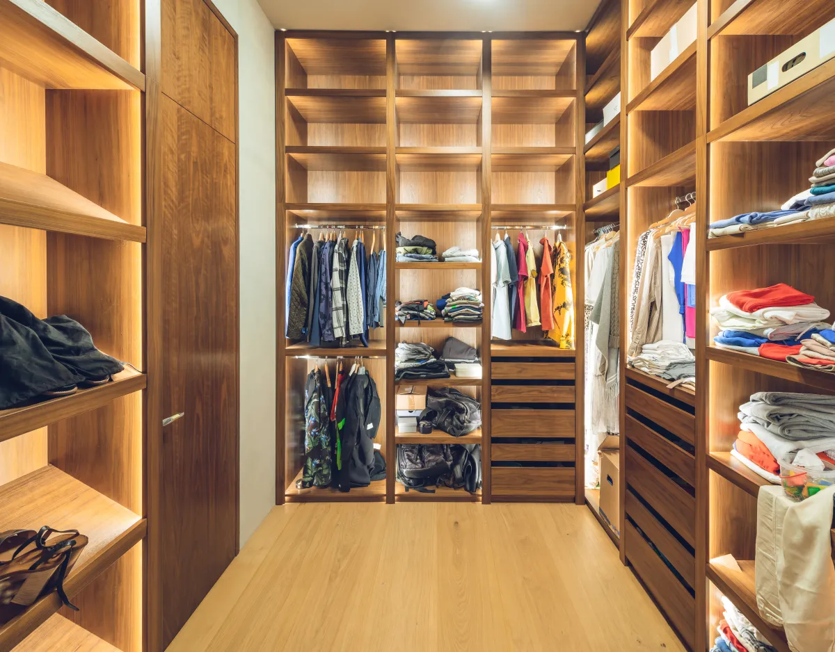 خزانة منظمة في غرفة النوم 