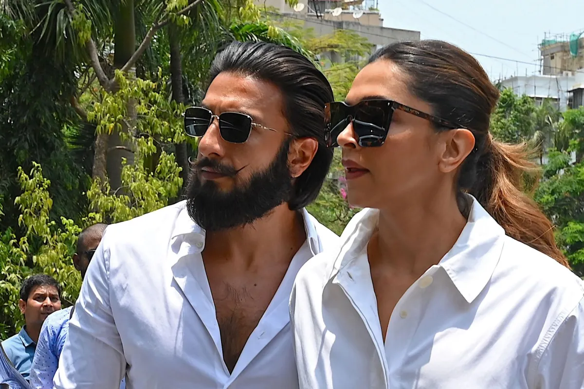 رانفير سينغ وديبيكا بادوكون في مومباي (Ranveer Singh and Deepika Padukone in Mumbai). مصدر الصورة: SUJIT JAISWAL / AFP