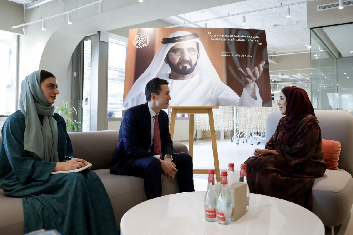 منى المري مع الرئيس التنفيذي لمنصة Tik Tok. الصورة من الحساب الرسمي لمجلس دبي للإعلام على منصة x