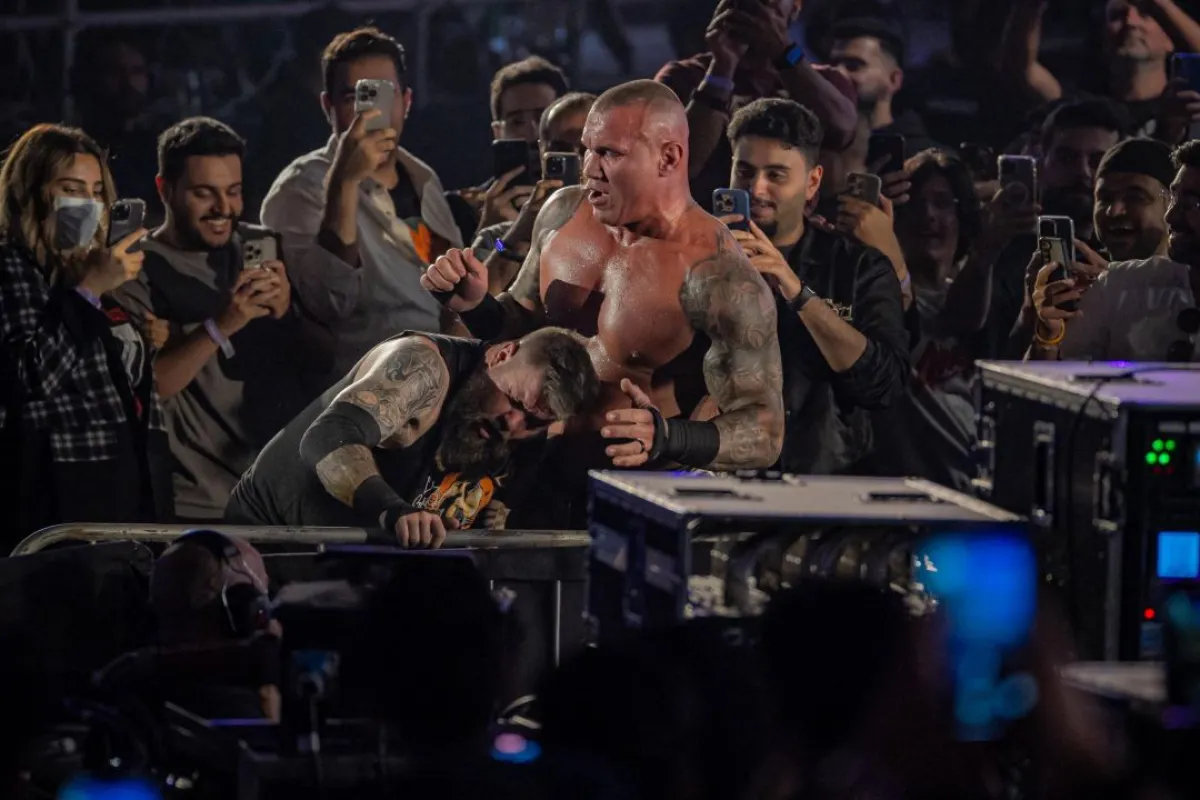 انتهت مواجهة أسطورية بالتعادل بين راندي أورتن و كيفن أوينز في WWE كراون جول