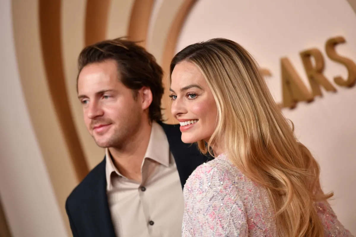 توم أكيرلي ومارغوت روبي في بيفرلي هيلز، كاليفورنيا (Tom Ackerley and Margot Robbie in Beverly Hills, California). مصدر الصورة: Valerie MACON / AFP