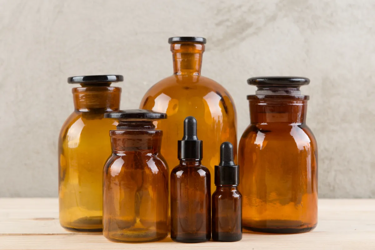 زجاجات قديمة ملونة