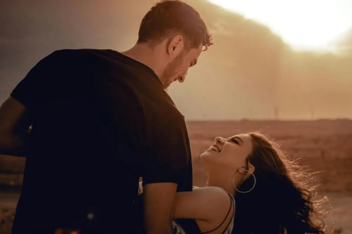 زوج يحتضن زوجته بعد أن عاتبته وتسامحا