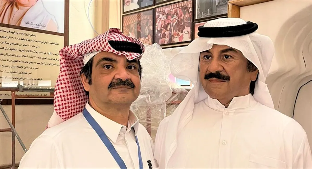 بشار وتمثال لـ والده الراحل عبد الحسين عبد الرضا- الصورة من حسابه على الانستغرام