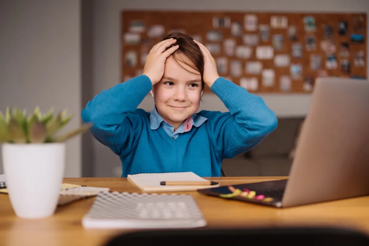 صورة لطفل مشتت الفكر