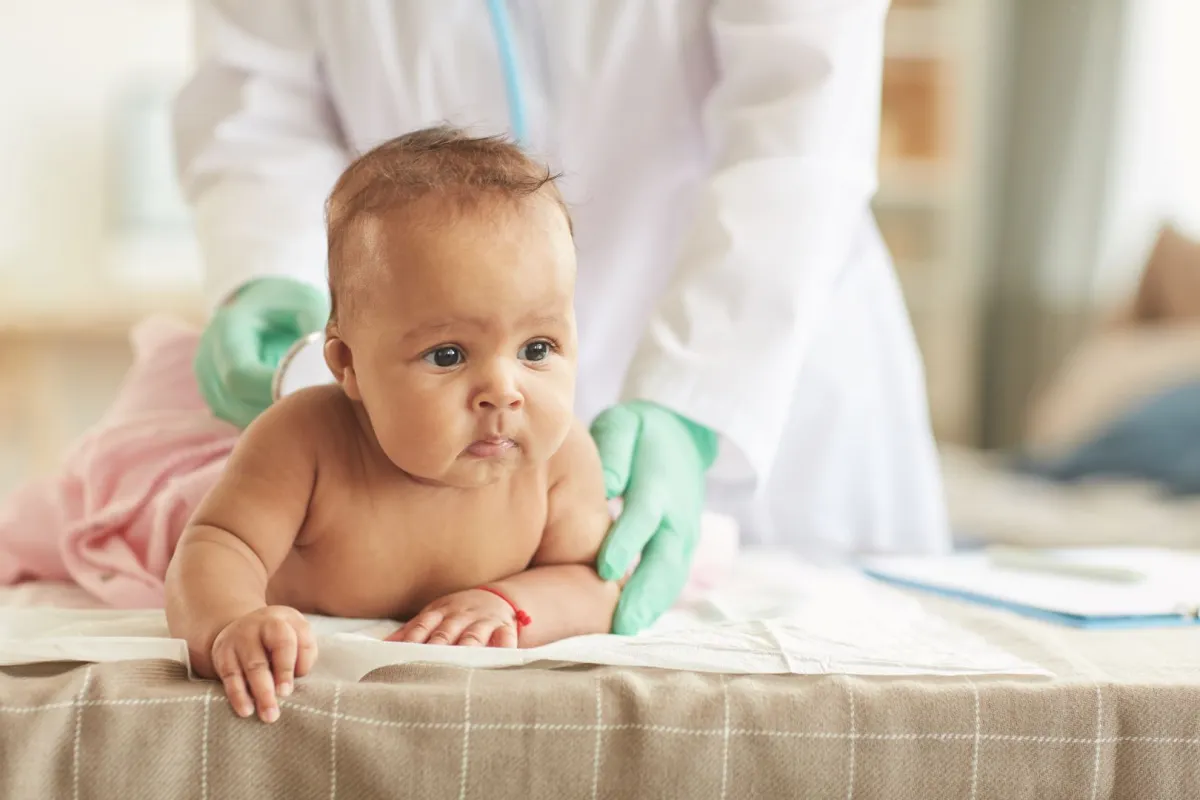 صورة طبيب يفحص المولود