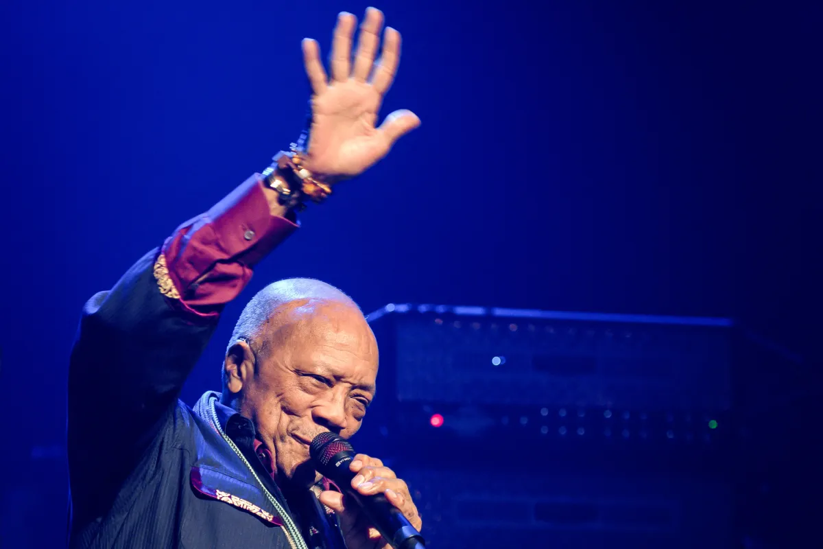 كوينسي جونز خلال مهرجان مونترو لموسيقى الجاز الثالث والخمسين في مونترو (  Quincy Jones during the 53rd Montreux Jazz Festival in Montreux). مصدر الصورة: FABRICE COFFRINI / AFP