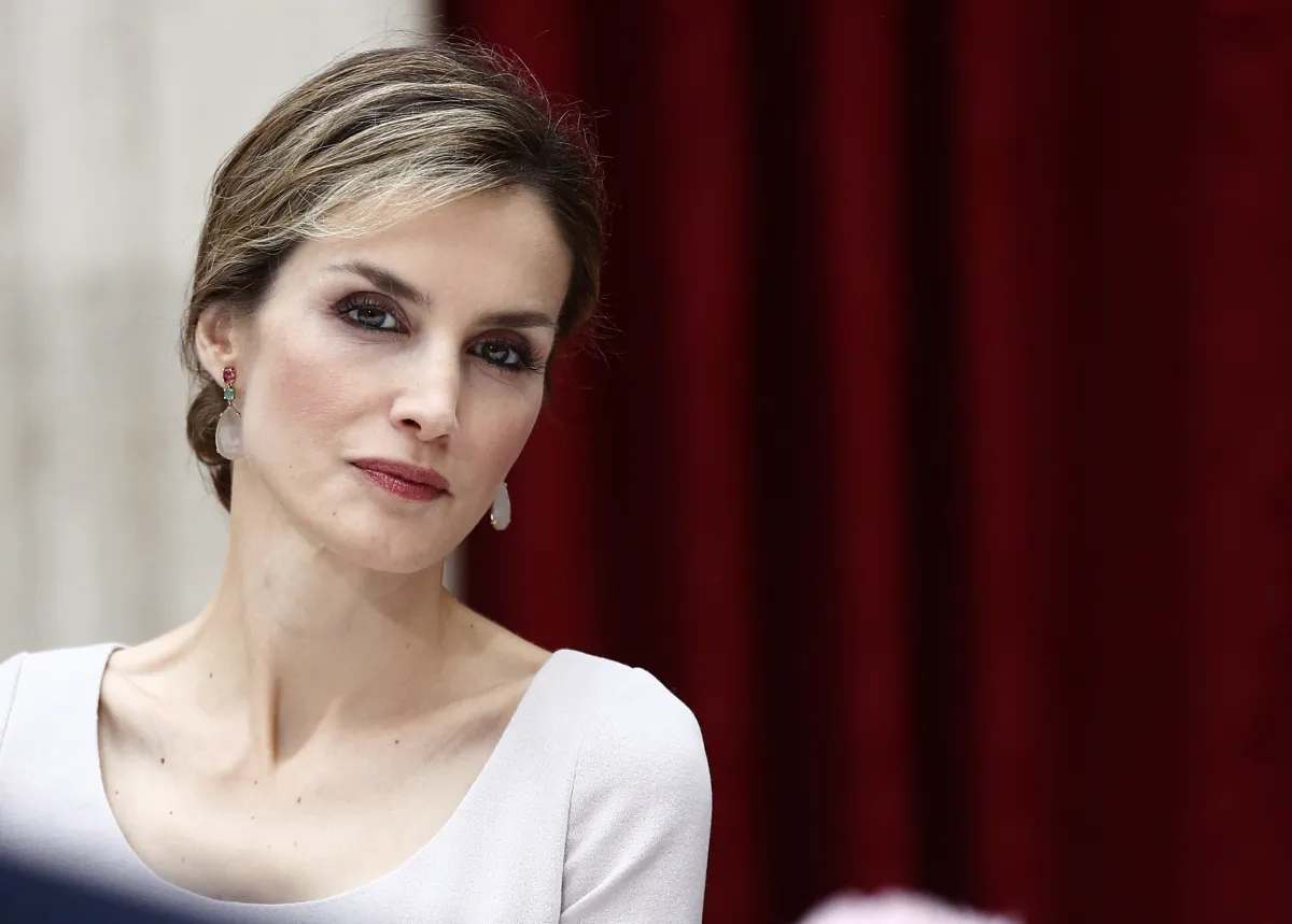 ملكة إسبانيا ليتيسيا تحضر مأدبة غداء في قصر الإليزيه في باريس، في يوليو 2014.Queen Letizia of Spain attends a lunch at the Elysee Palace in Paris, in July 2014. مصدر الصورة: ETIENNE LAURENT / POOL / AFP
