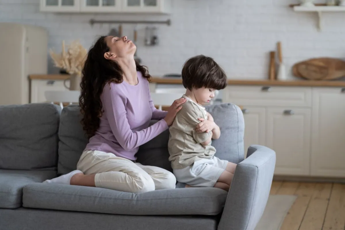 صورة لأم تعاني من عناد طفلها