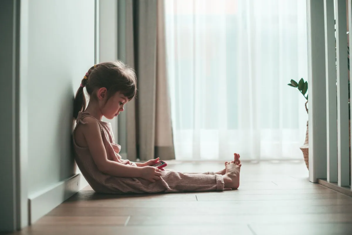 صورة طفلة وحدها في البيت