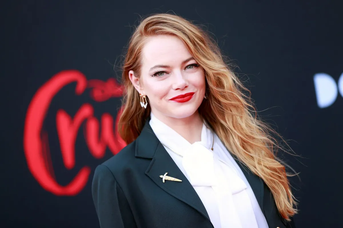 إيما ستون في يوم ميلادها...أيقونة هوليوود للجمال والموضة بأجمل الصيحات الجمالية