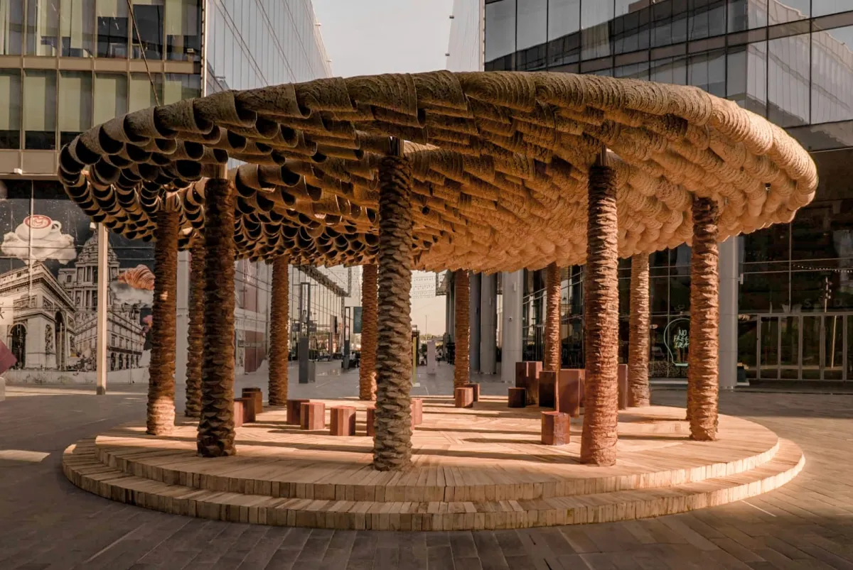 يُعدّ الحدث وجهة عالمية للإبداع في مجالات التصميم والأزياء والهندسة المعمارية والفنون