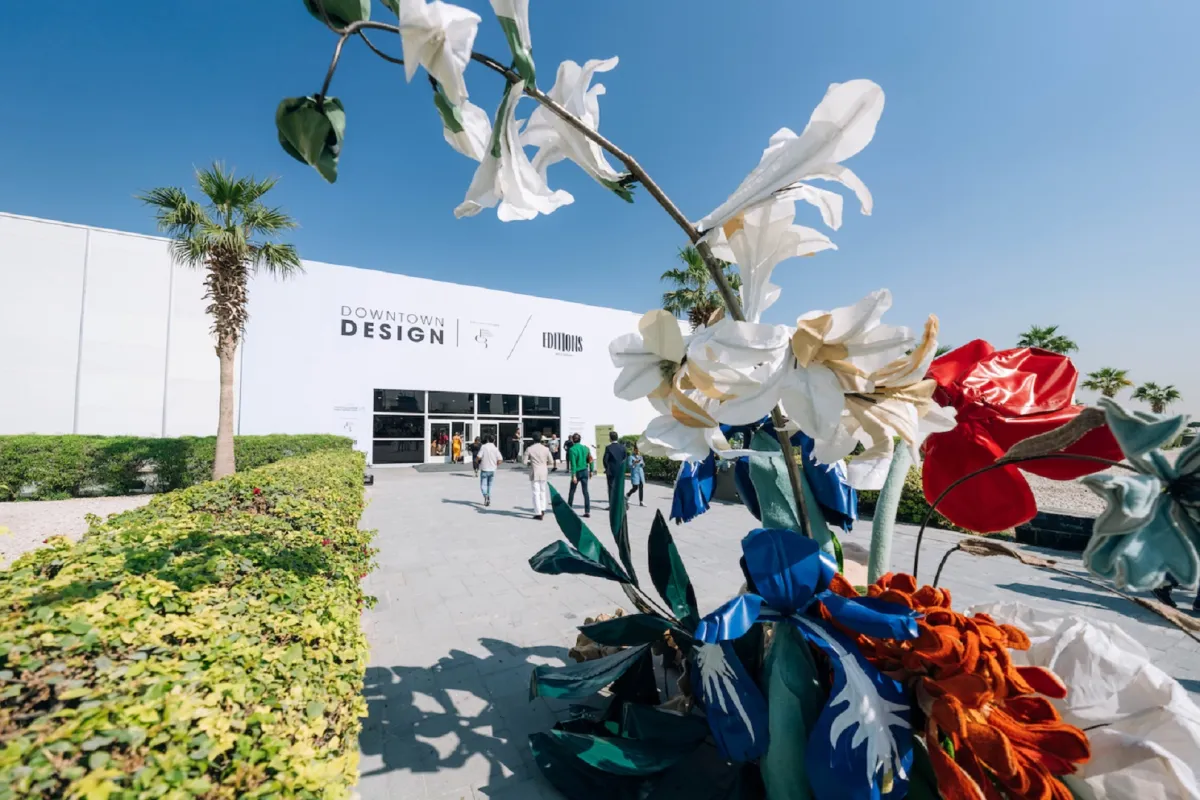 تركيب في معرض داون تاون ديزاين، للفنانة الهولندية ليندا نيوستاد 