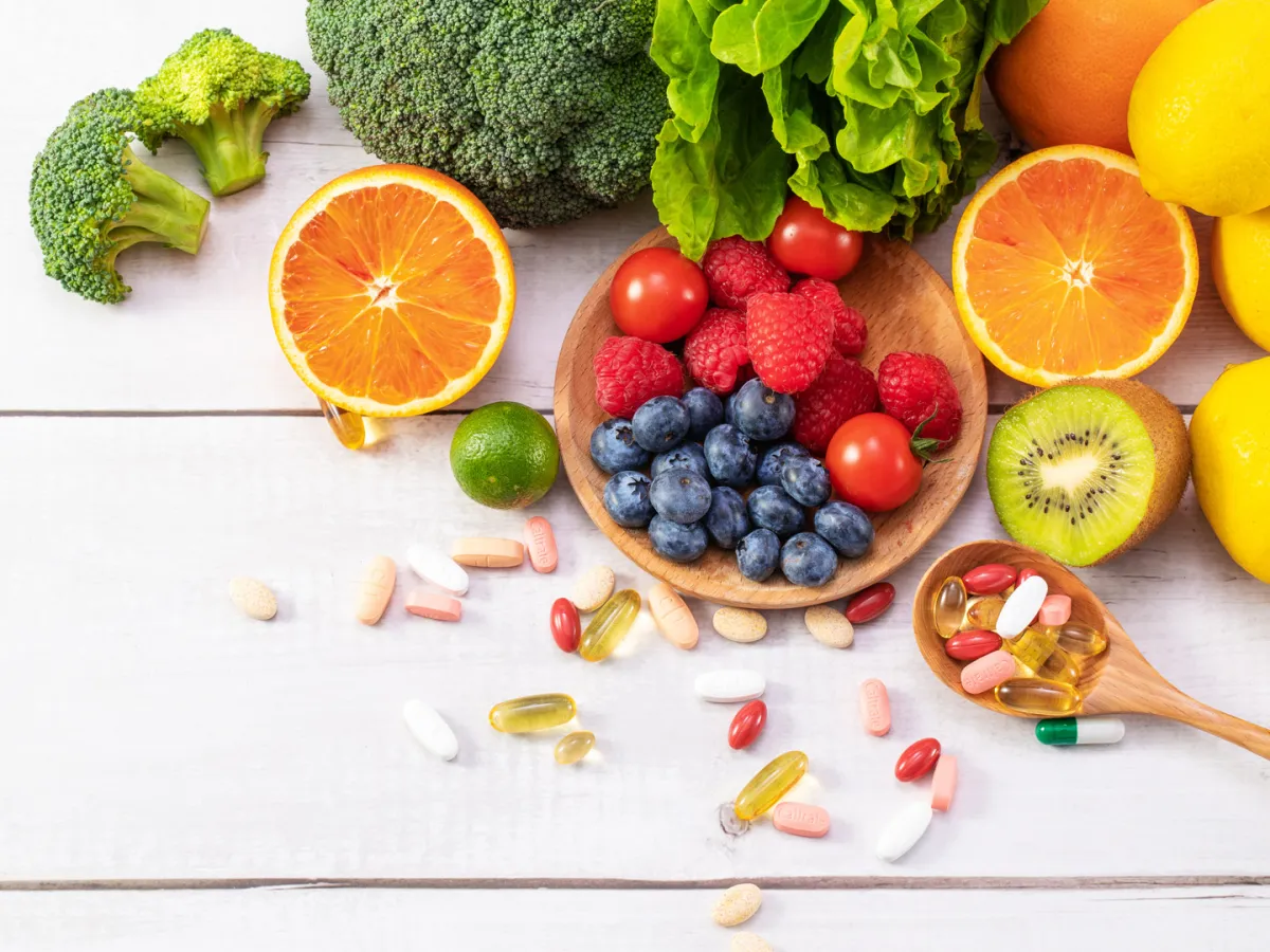من الضروري أن تحصلي على جرعتكِ اليومية من الفيتامينات والمعادن Image by wirestock on Freepik