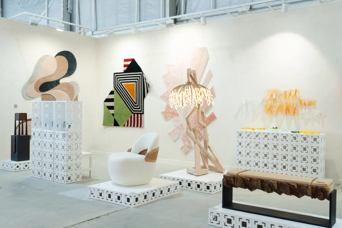 أعمال المصممين الإماراتيين في المعرض