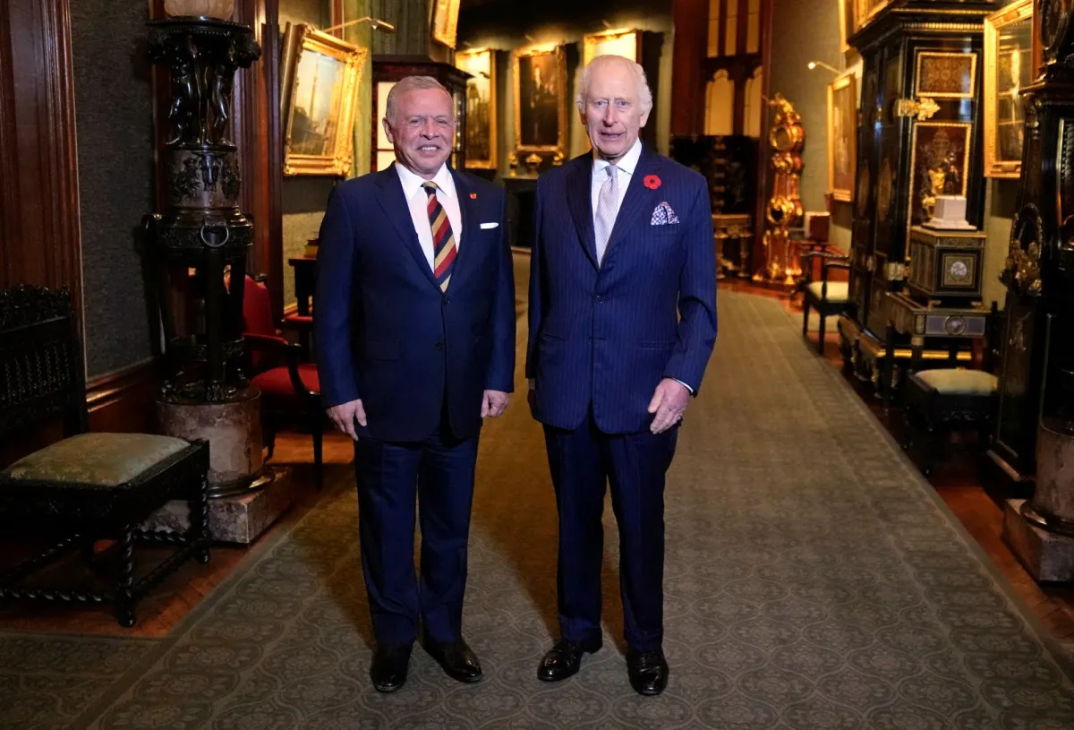 الملك تشارلز الثالث يستقبل الملك عبد الله الثاني داخل قلعة وندسور في وندسور (King Charles III receives King Abdallah II inside Windsor Castle, in Windsor). مصدر الصورة: Andrew Matthews / POOL / AFP