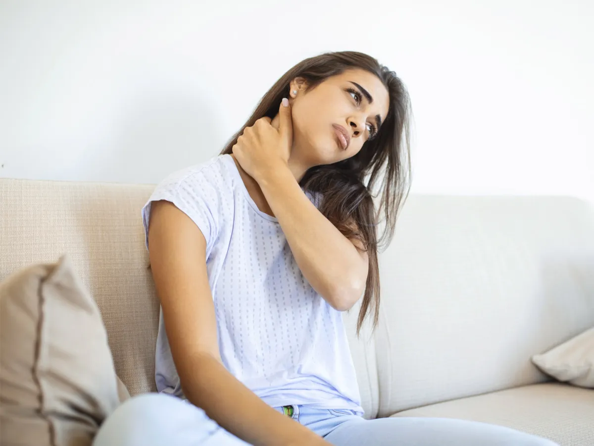 هناك عوامل نفسية عديدة تؤدي إلى ظهور أعراض جسدية مثل الوخز Image by stefamerpik on Freepik