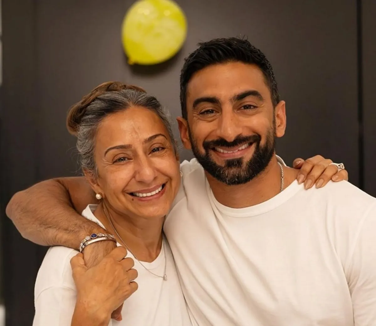 أنس بوخش ووالدته هالة كاظم - الصورة من المركز الإعلامي للبرنامج