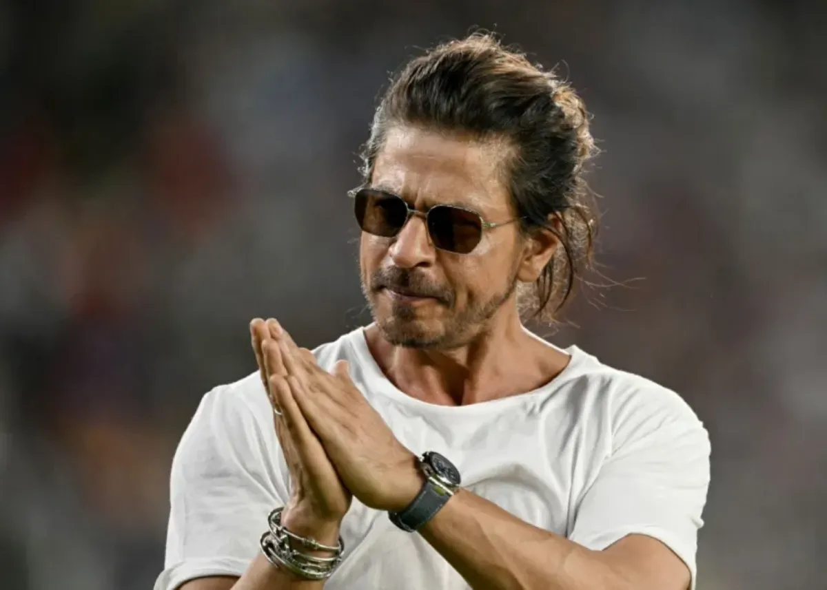 شاروخان في ملعب ناريندرا مودي في أحمد آباد (Shah Rukh Khan in the Narendra Modi Stadium of Ahmedabad). مصدر الصورة: Punit PARANJPE / AFP