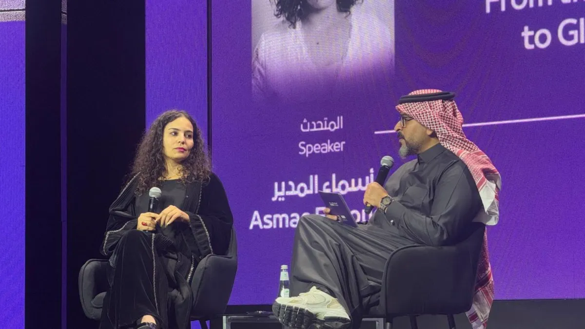 المخرجة المغربية أسماء المدير والناقد السينمائي عبد الله العقيبي من الجلسة الحوارية - الصورة خاصة بسيدتي تصوير معتز الشافعي