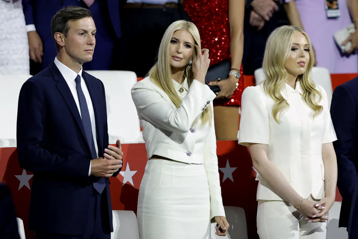 إيفانكا وزوجها جاريد كوشنير وتيفاني ترامب Ivanka and Tiffany Trump (مصدر الصورة: KAMIL KRZACZYNSKI / AFP)