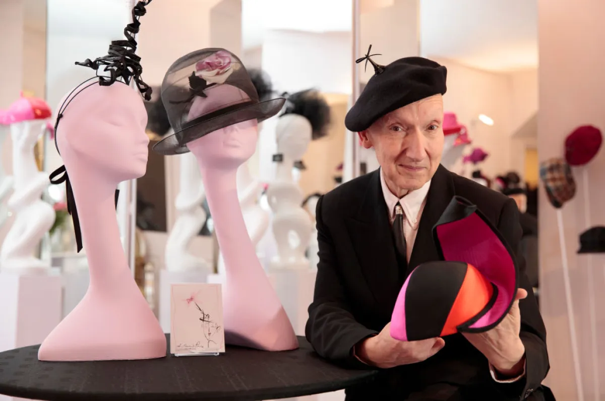 صانع القبعات المعروف ستيفن جونز (مصدر الصورة  John Phillips/Getty Images)