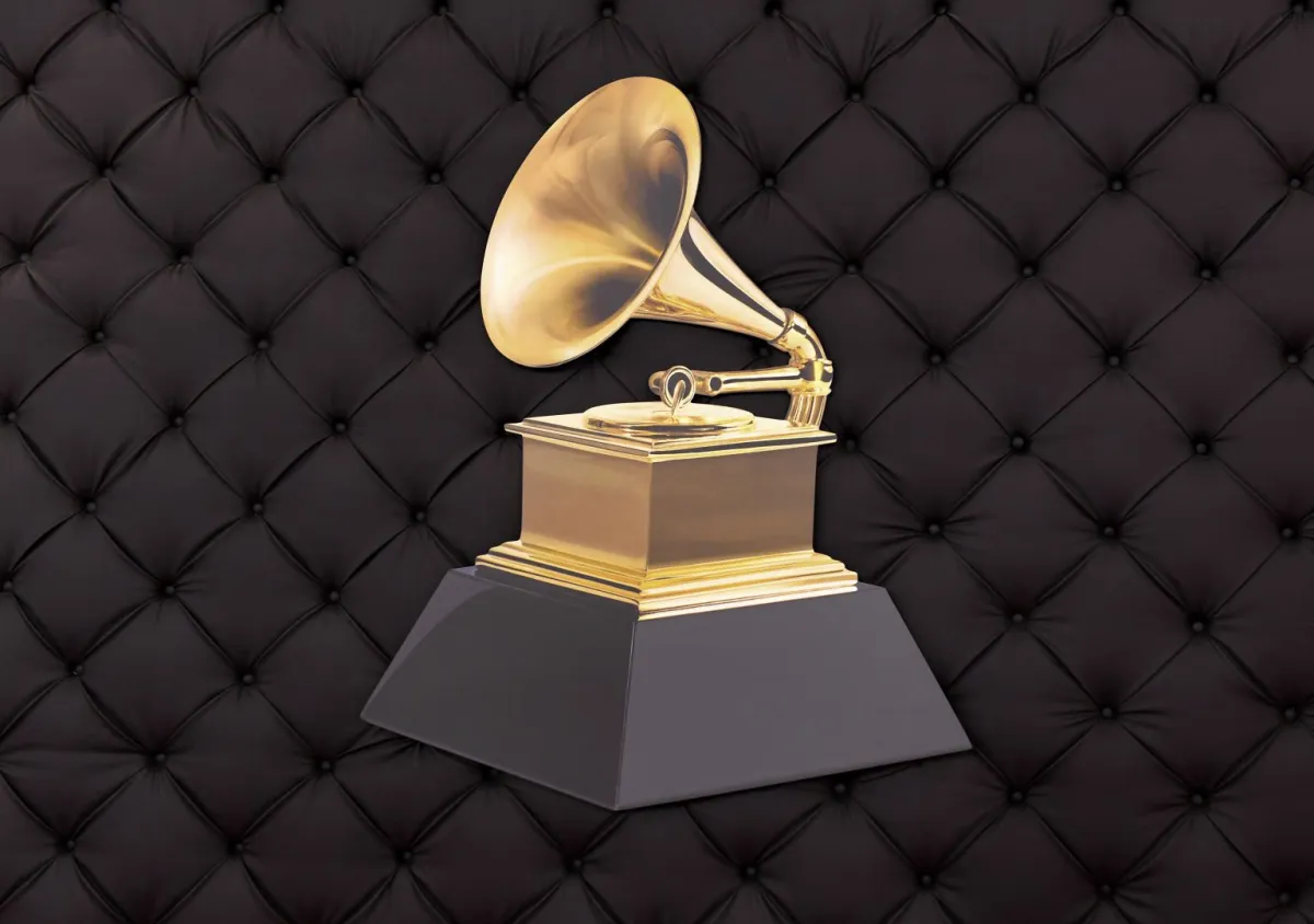 غرامافون ذهبي شهير يُعرف باسم شعار غرامي في حفل LA Live في لوس أنجلوس، كاليفورنيا (The famous gold gramophone best know as the Grammy logo at LA Live, in Los Angeles, California). مصدر الصورة: AFP / VALERIE MACON