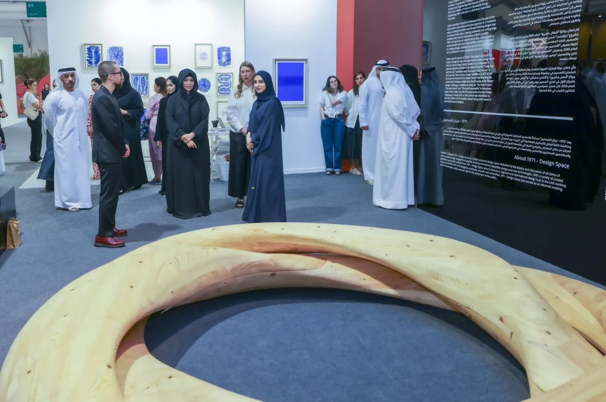 الشيخة لطيفة بنت محمد بن راشد آل مكتوم تتجول بمعرض  داون تاون ديزاين. الصورة من مكتب دبي الإعلامي