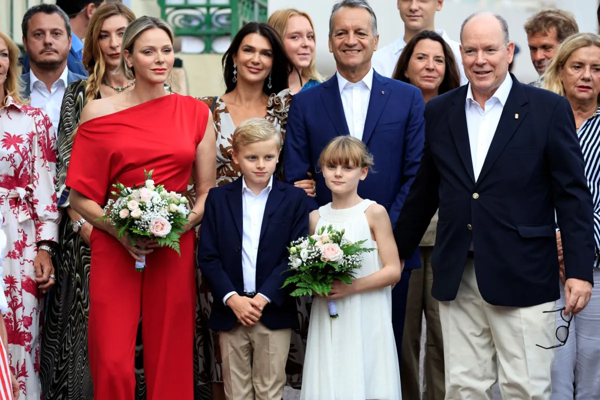 الأمير ألبرت الثاني مع زوجته الأميرة شارلين، وتوأمهما الأمير جاك والأميرة غابرييلا في إمارة موناكو (Prince Albert II with his wife Princess Charlene, their twins Prince Jacques and Princess Gabriella in The Principality of Monaco Valery HACHE / AFP)