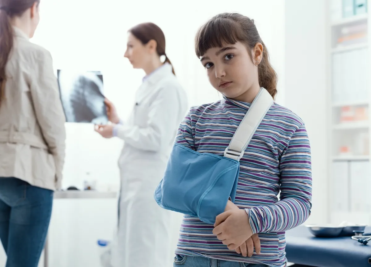صورة لطفلة بعيادة الطبيب